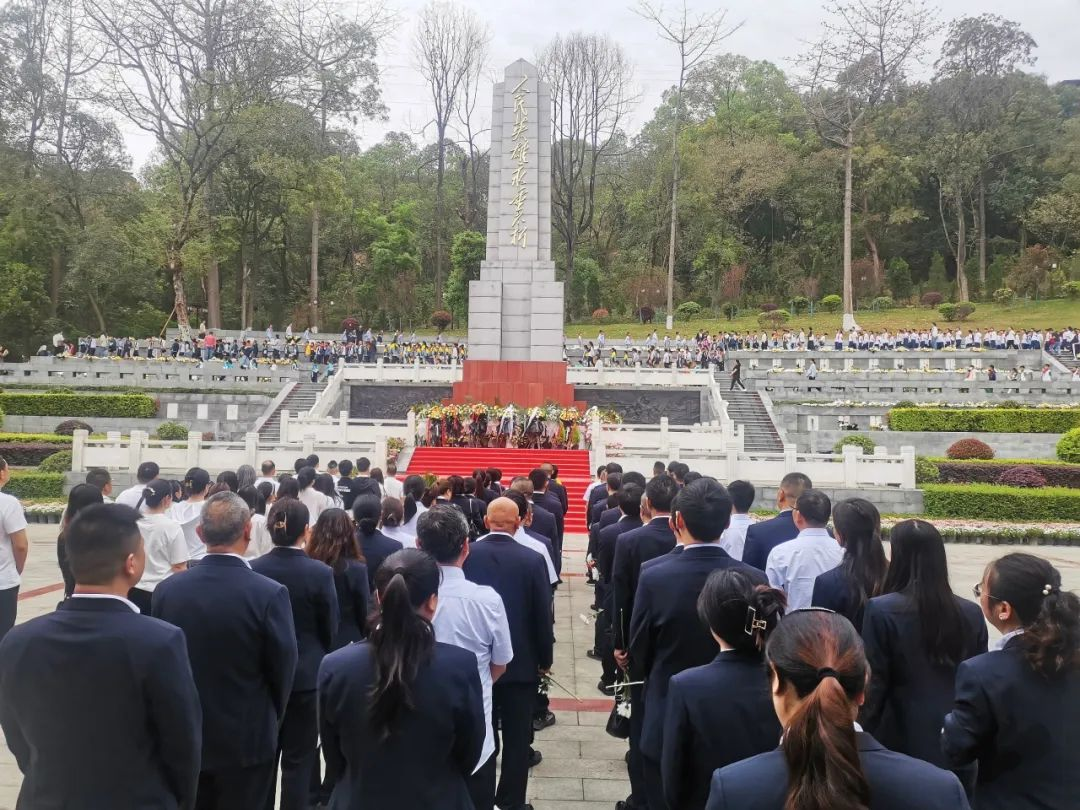 銘記先烈精神，宜賓市公服集團(tuán)公交公司開展清明節(jié)祭掃烈士墓活動(dòng)